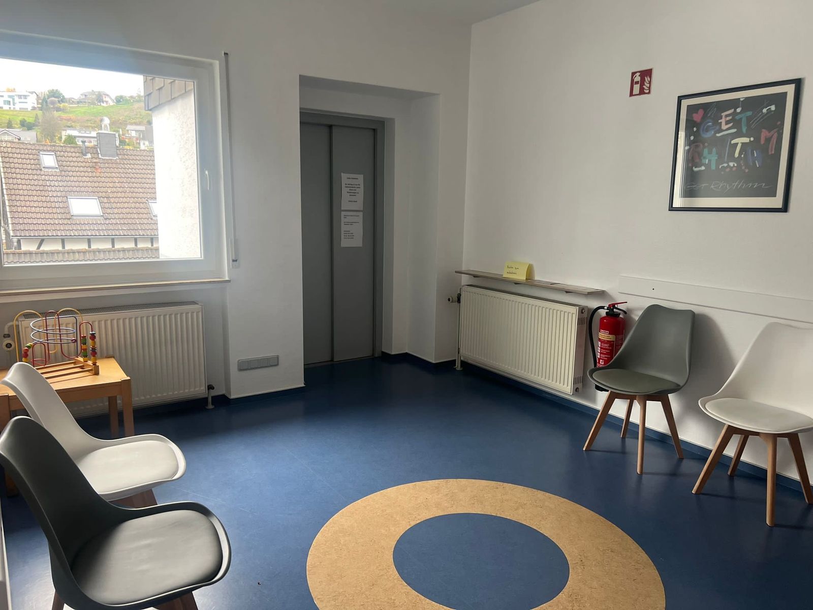 Eingangsbereich (Mit Aufzug direkt in die Praxis)